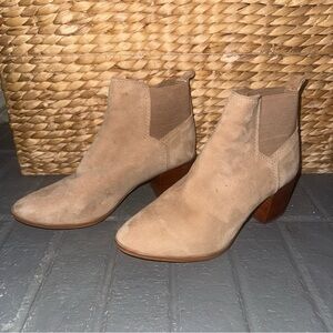 Aldo Women 8.5 Suede Ankle Boots Slip on Almond toe Business Casual Fall Fashion